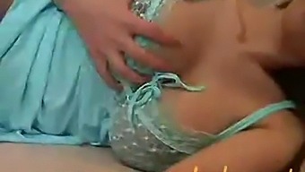 জার্মান ছেলে বড় স্তনযুক্ত এশিয়ান টিনকে মাস্টারবেট করতে শেখায়।