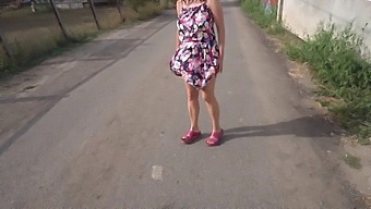 Amateur Exposes Herself In A Public Restaurant Without Panties
