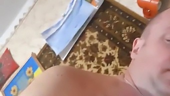 在这个狂野的视频中被20个男人操